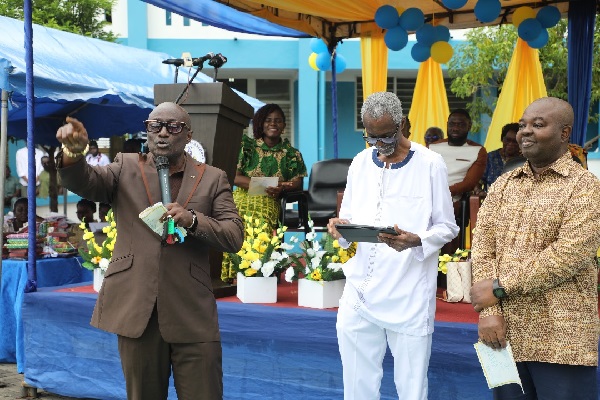 The 73 year-group of the school making their donation 