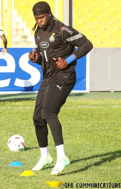 Lawrence Ati Zigi warning up