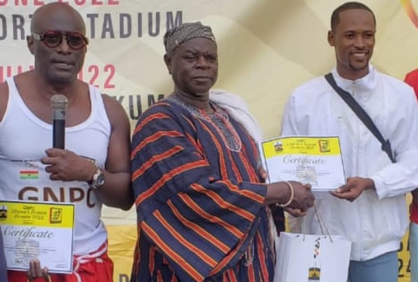 Salifu Gafaru receiving his price from Alhaji Alhassan ZakariaGulkpe- Wulanare