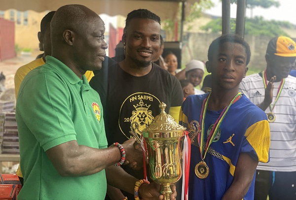 Nii Lante Vanderpuije (left), MP for Odododiodioo Constituency, presenting a trophy to the winners