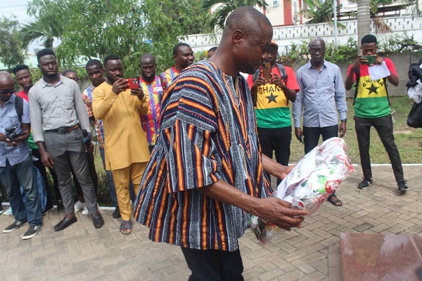 Evans Owusu Bobie lays a wreath on behalf of the government at the ceremony