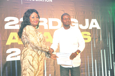 Mrs Mavis Kitcher, acting Director of Newspapers of the GCGL, presenting  the Best Local Radio Award to a representative of Zaa FM, Tamale