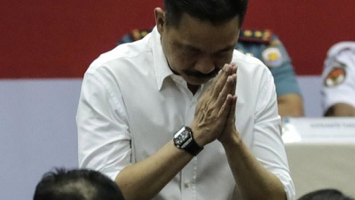 Lion Air founder Rusdi Kirana bowed his head those there