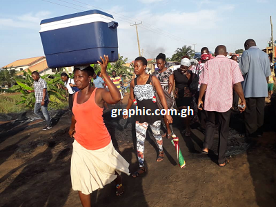Some of the stranded commuters carrying their items to a nearby lorry station to board commercial vehicles
