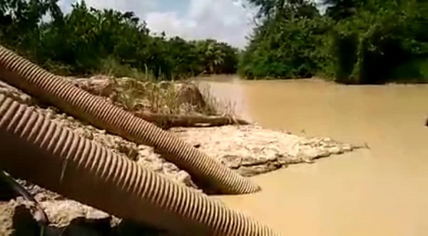 The tubes supplying water to a mining site and discharging waste water into the river
