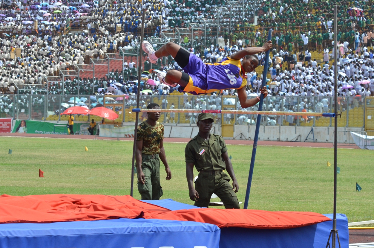 a student from kumasi anglican shs doing the girls pole vault