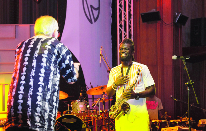 Bob James on stage with Steve Bedi