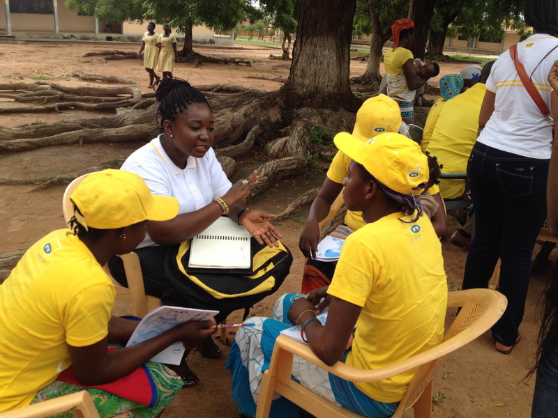 An MTN volunteer and some Kayayeis