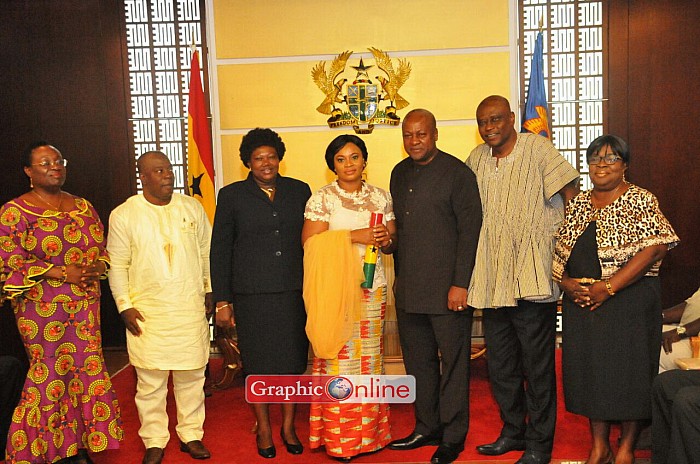 Charlotte Osei (middle) in a pose with President Mahama and other members of the Electoral Commission including Amadu Sulley (2nd right) and Georgina Opoku Amankwa (3rd left), the two deputy chair at the EC. Picture by Ebo Hanson