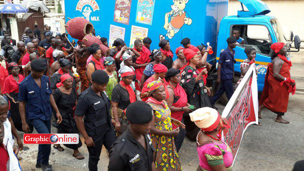 Elderly folks took to the street in Kumasi Wednesday morning to demonstrate over harsh economic conditions2