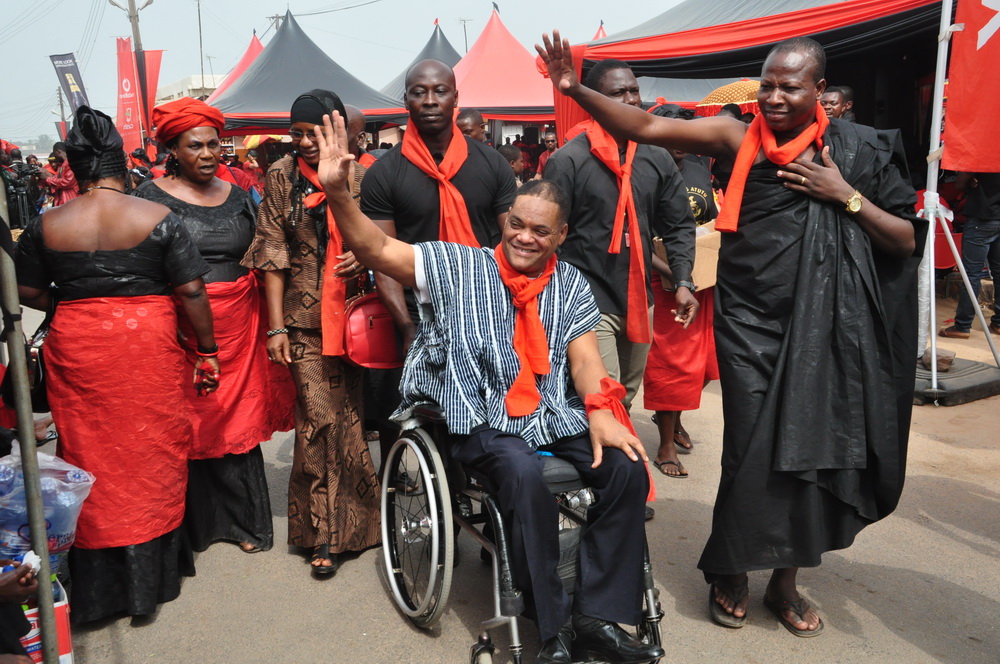 The Presidential Candidate of the CPP  Mr Ivor Greenstreet  acknowledging greetings from the people