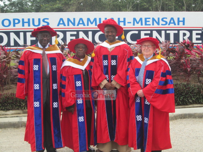 The awardees in a group photograph