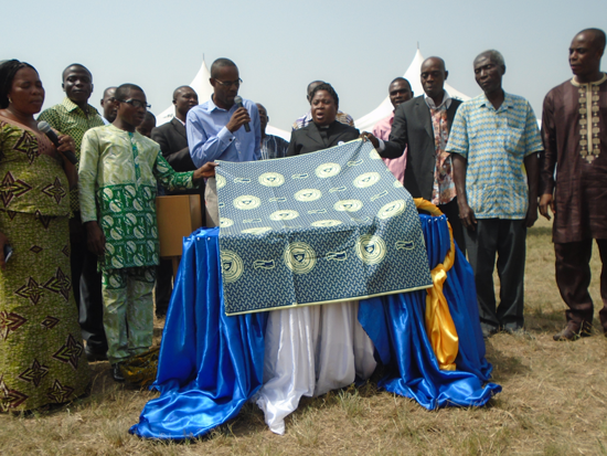 UNVEILING THE ANNIVESSARY CLOTH