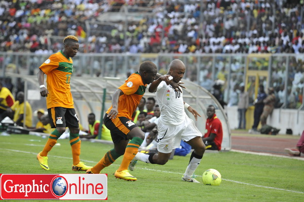 Black Stars Dede Ayew takes on two Zambian players