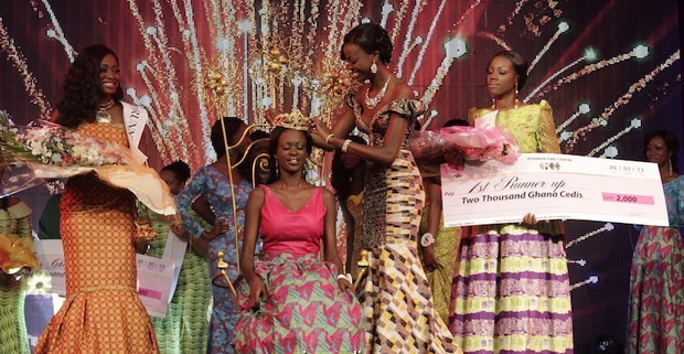 Miss Ghana 2013, Guiseppina Baafi being crowned winner by Miss Ghana 2012, Naa Okailey Shooter