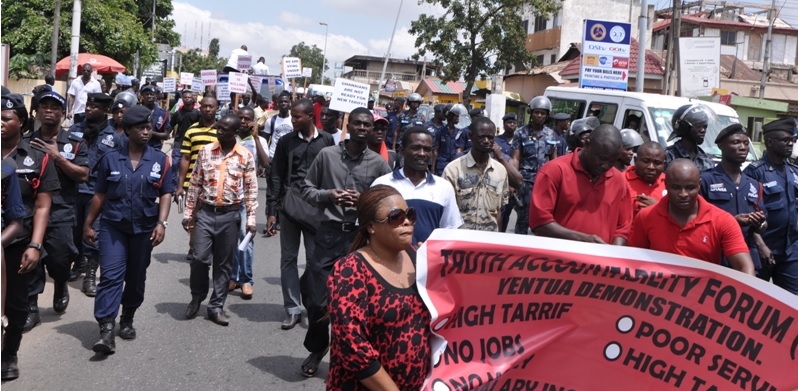 The police who accompanied the demonstration far outnumbered the demonstrators