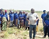 Abdul Salam Alhassan, Community Mobilisation Vegetable Expert, explaining the work on the farm to the EU delegation