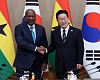 South Korean President Lee Jae Myung (right) and Ghanaian President John Dramani Mahama shake hands ahead of their talks at the presidential office Cheong Wa Dae in Seoul on Wednesday. (Yonhap)