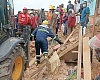 Personnel of the GNFS and NADMO searching through the rubble to retrieve the bodies