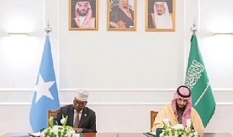 • Ahmed Moallim Fiqi (left), Somali Defence Minister, signing the memorandum of understanding for military cooperation with Khalid bin Salman bin Abdulaziz, his Saudi counterpart, in Riyadh