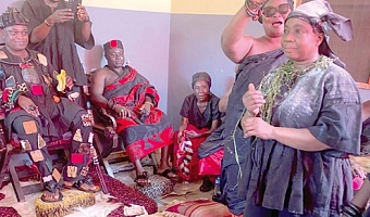 Nana Boa Kyei swearing the oath to Batabihene and the Queenmother of Akyem Adasawase