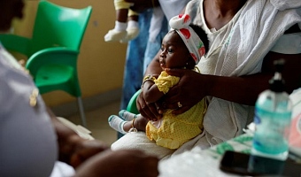 An infant waits to receive a dose of the RTS,S malaria vaccine, also known as Mosquirix, at the Mother and Child Hospital in Kasoa, Ghana, November 19, 2025. REUTERS/Francis Kokoroko/File Photo