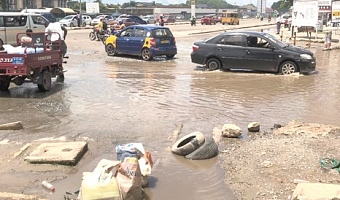 Drivers driving through flood waters at Dansoman Hansonic