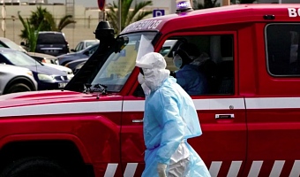 Officials are taking precuations and wearing protective clothing for the evacuation of passengers from MV Hondius