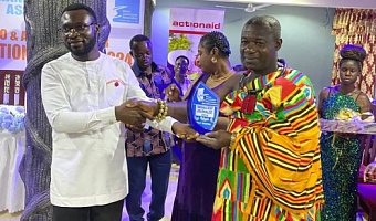 Nana Appiagyei Danka Akwamu (right), Twafohene of the Sunyani Traditional Area, presenting the Overall Best Journalist award to Biiya Mukusah Ali, Bono Regional correspondent of Graphic