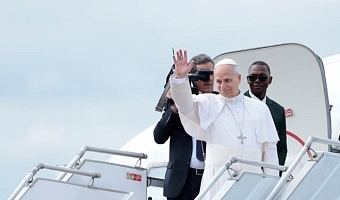 Pope Leo XIV waves as he boards a plane bound for Bamenda where he will attend a meeting for peace and hold a holy Mass, at Yaounde Nsimalen International Airport, in Yaounde, Cameroon, April 16, 2026. REUTERS/Luc Gnago