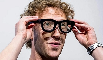 Meta boss Mark Zuckerberg demonstrating the Meta smart glasses