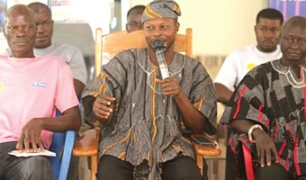 Baffour Teitey Adjewi Narh III (middle), Chief of Jato, addressing the delegation of Plan International Ghana staff and journalists. With him are some of the community leaders