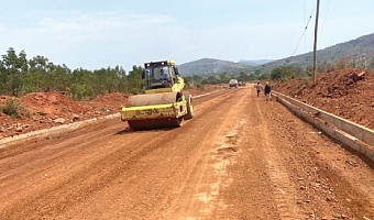 A portion of the Akosombo–Gyakiti–Kudikope–Yeniama Sedom road under construction