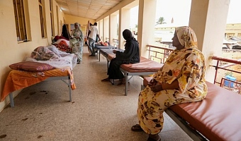 Sudanese women sit on beds while monitoring their family members treated for dengue fever at Omdurman Hospital, as Sudan grapples with outbreaks of dengue and cholera amid the annual rainy season and a collapsed healthcare and infrastructure system, in Khartoum, Sudan, September 23, 2025. REUTERS/El Tayeb Siddig/File Photo