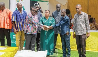 Linda Obenewaa Akweley Ocloo (middle), Greater Accra Regional Minister, being assisted by Bright Demordzi  (2nd from left), National Coordinator of the Feed  Ghana Programme, to hand over the fowls to the Accra Metropolitan Assembly. Picturs: ELVIS NII NOI DOWUONA 