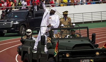 Guinea's President-elect Mamady Doumbouya arrives in a vehicle to take the oath of office during a swearing-in ceremony in Conakry, Guinea, January 17, 2026. REUTERS/Stringer 