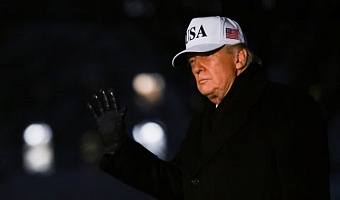 U.S. President Donald Trump waves as he walks upon arrival on the South Lawn of the White House in Washington, U.S., January 27, 2026. REUTERS/Annabelle Gordon