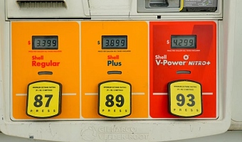 Gas prices are seen at an Shell station pump as the price of oil and gas has surged amid the U.S.-Israeli conflict with Iran, in Washington, D.C., U.S., March 5, 2026. REUTERS/Ken Cedeno