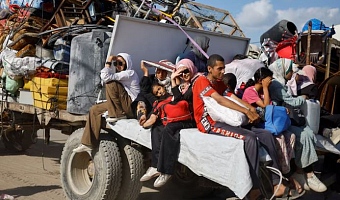 Displaced Palestinians, fleeing northern Gaza due to an Israeli military operation, move southward, using a vehicle packed with personal belongings, after Israeli forces ordered residents of Gaza City to evacuate to the south, in the central Gaza Strip, September 21, 2025. REUTERS/Mahmoud Issa Purchase Licensing Rights