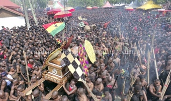 Hundreds of mourners at the dɔte yie of Nana Afia Kobi Serwaa Apem II at Manhyia