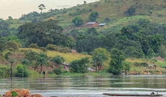 The Ubangi River stretches over 2,272 kilometres, flowing between the DRC, the Central African Republic (CAR) and the Republic of Congo. It is the main right-bank tributary of the Congo River, the second-largest river basin in the world