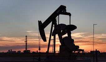 A drone view of a pump jack and drilling rig south of Midland, Texas, U.S. June 11, 2025. REUTERS/Eli Hartman/File Photo