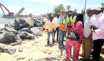 Ehud Deri (2nd from left), the Project Director of Amandi, briefing the committee members on ongoing work at Amutinu Sallakope