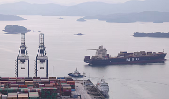 A cargo ship carrying containers approaches a terminal of the Yantian port in Shenzhen, Guangdong province, China October 30, 2025. REUTERS/Tingshu Wang