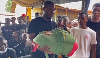 The CEO presented Frimpong's bag to the family.