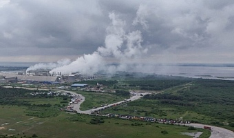 A drone view shows smoke as trucks gather near the Dangote Oil Refinery at the Lekki Free Trade Zone in Ibeju Lekki, Lagos Nigeria, June 17, 2025. REUTERS/Sodiq Adelakun/File Photo 