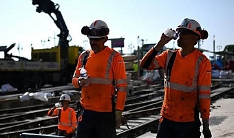 WHO warns of risks of extreme heat in the workplace