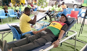 Dr Shirley Owusu-Ofori (6th from left), CEO of the NBS; Dr Yvonne Dzifa Quarshie (6th from right), acting Director of Allied Health Services at Tamale Teaching Hospital; Dr  Ernest Konadu Asiedu (5th from right), Head of the Medical and Dental Programme Technical Coordinating Directorate at the Ministry of Health, and Dr Yaw Opare Larbi (4th from right), Deputy Medical Director of Komfo Anokye Teaching Hospital, with other participants in the meeting. Picture: ESTHER ADJORKOR ADJEI