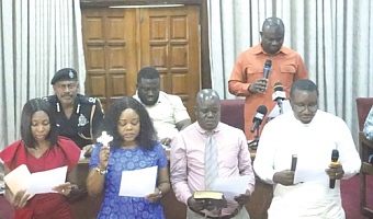 Albert Kwabena Dwumfuor (arrowed), President of the GJA, swearing in the new leadership of the GJA chapter in the Ashanti Region. From right are Kofi Adu Domfeh, Regional Chairman; Nicholas Osei-Wusu, Vice Chairperson; Beatrice Spio Gabbrah, General Secretary, and Dr Neta Kris Abiana Pasram, Treasurer. Seated behind are DCOP Emmanuel Teye Cudjoe (left), Regional Police Commander, and Dr Frank Amoakohene, Ashanti Regional Minister. Picture: EMMANUEL BAAH