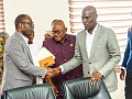 Haruna Iddrisu (right), Minister of Education, in a handshake with Prof. Ernest Kofi Davies (left), Director General, Ghana Education Service, after the meeting with the three-teacher unions. With them is Dr George Smith-Graham (middle), Chief Executive Officer, Fair Wages and Salaries Commission